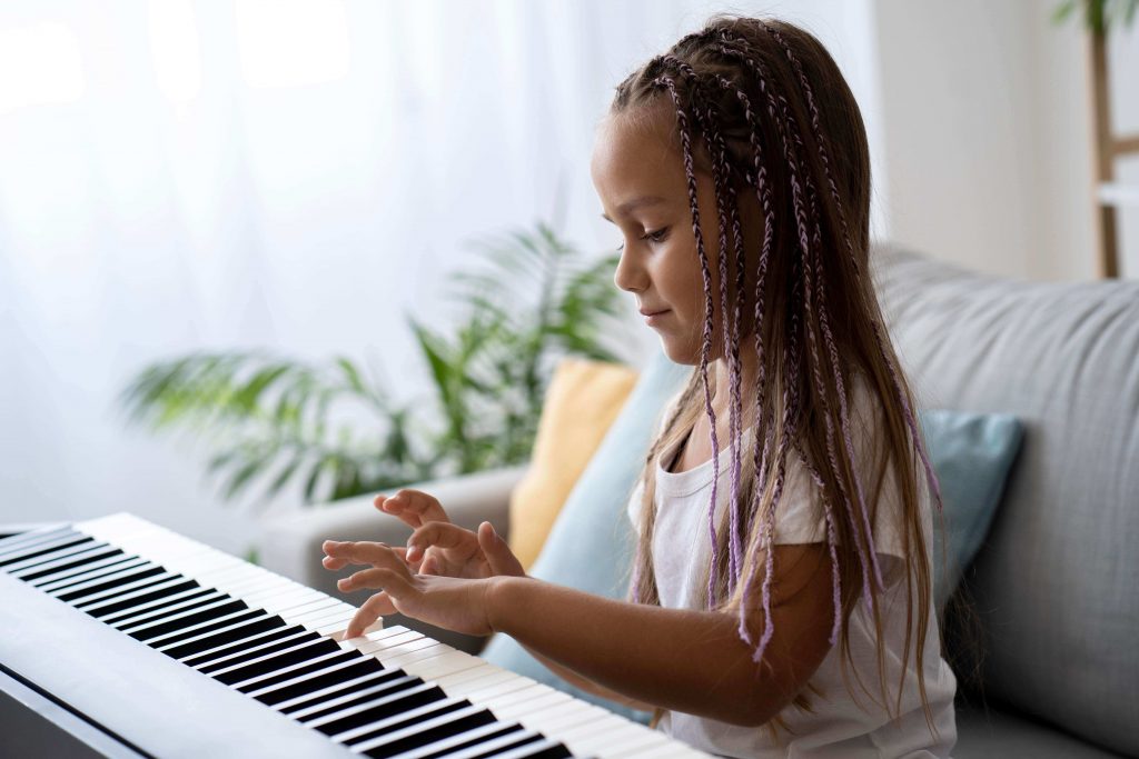 criança pode aprender a tocar teclado piano